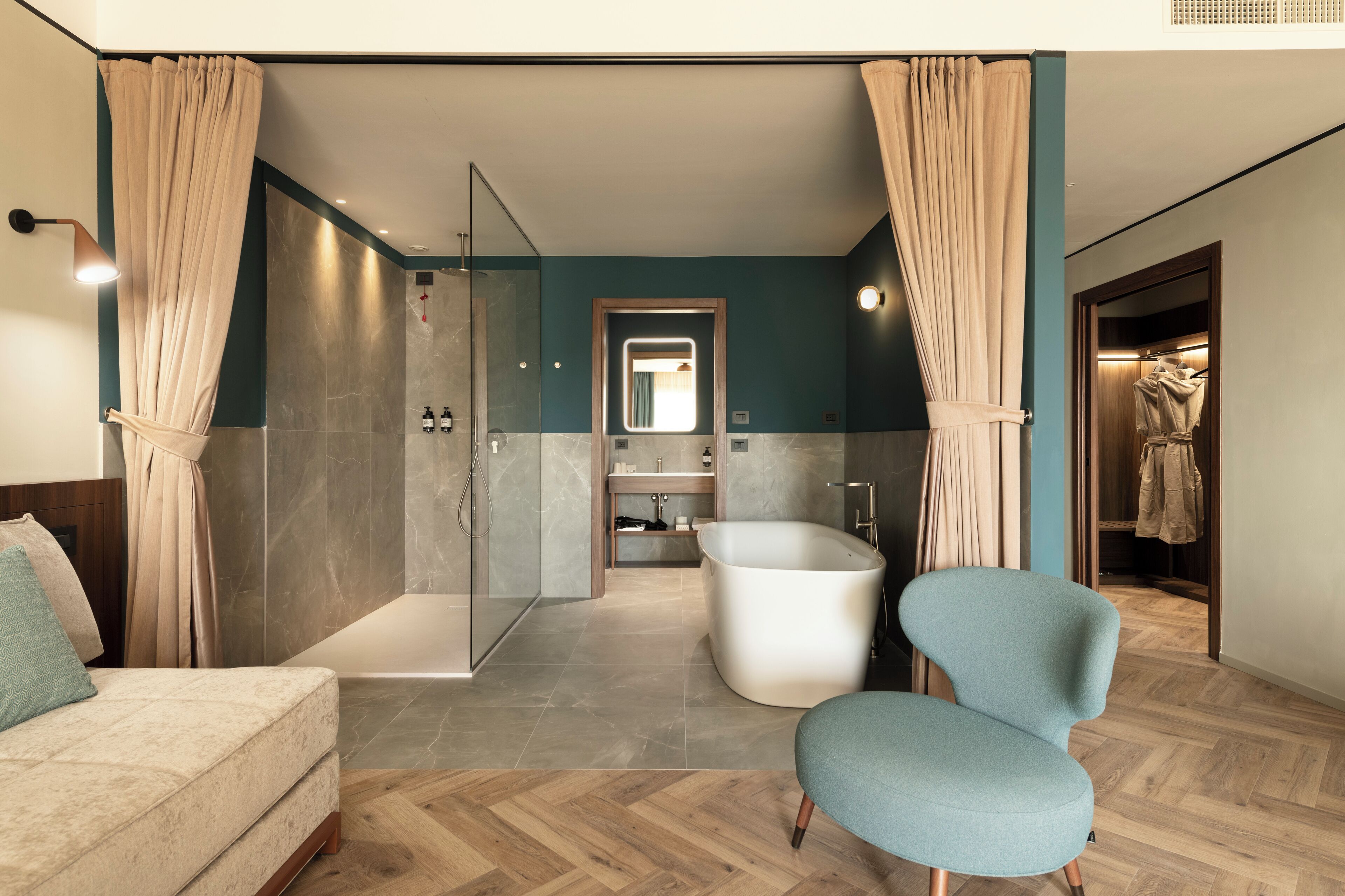 Junior-Suite | Badezimmer | Dusche, Regendusche, Designer-Toilettenartikel, Haartrockner