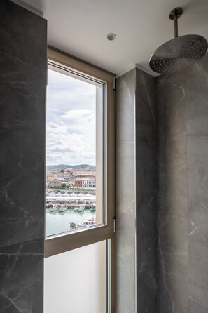 Suite junior | Baño | Regadera, regadera tipo lluvia, amenidades de baño de diseñador 