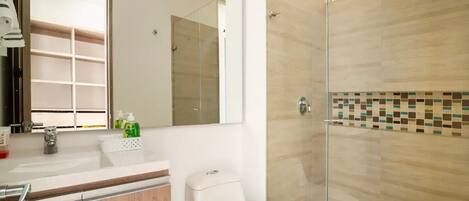 Haartrockner, Handtücher, Seife, Toilettenpapier