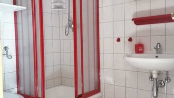 Dusche, HandtĂŒcher, Seife, Toilettenpapier