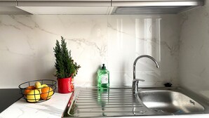 Cafetera y tetera, refrigerador, microondas y horno 