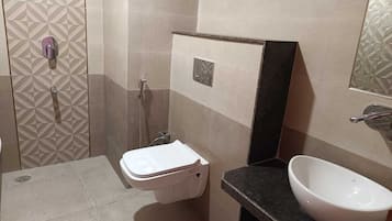 Deluxe Double Room | Bathroom | Shower, rainfall showerhead, towels, soap