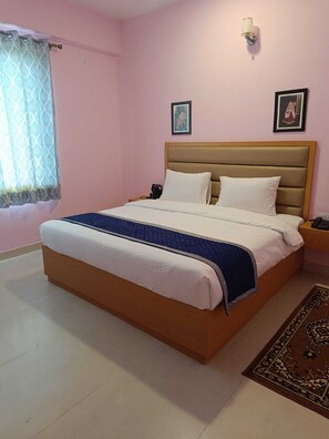 Deluxe Double Room | Soundproofing, free WiFi, bed sheets - The Kapji Palace (Jaipur)
