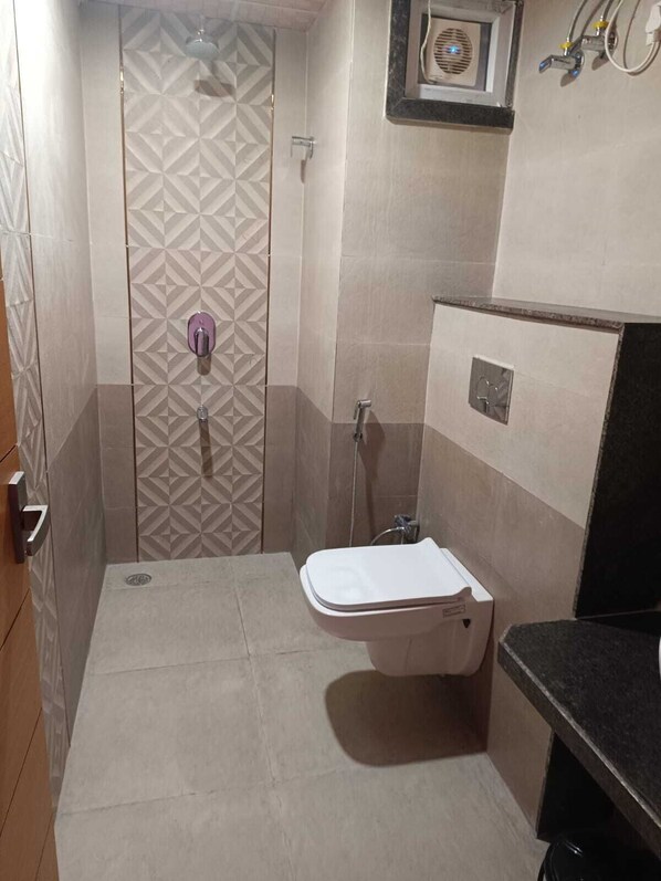 Un baño con ducha, inodoro y lavabo.