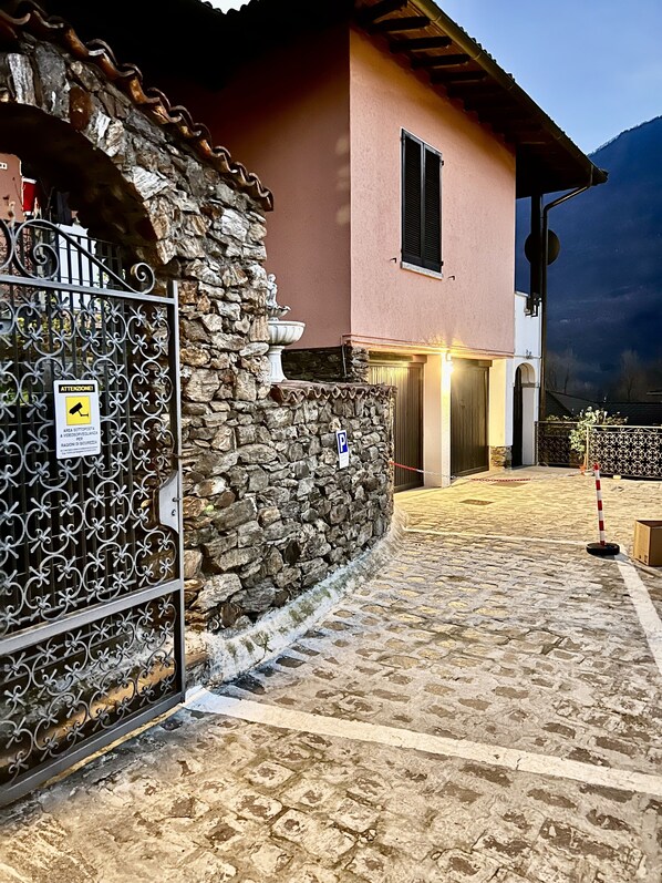 Exterior detail - La Dimora del Tasso - Vista Montagne con Giardino e Posto Auto Privato (Carlazzo)