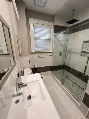 Haartrockner, Handtücher, Seife, Toilettenpapier