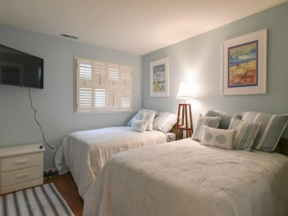 2 BR 2 BA WiFi Pool/Tennis & screened porch Fenwick Island Vrbo