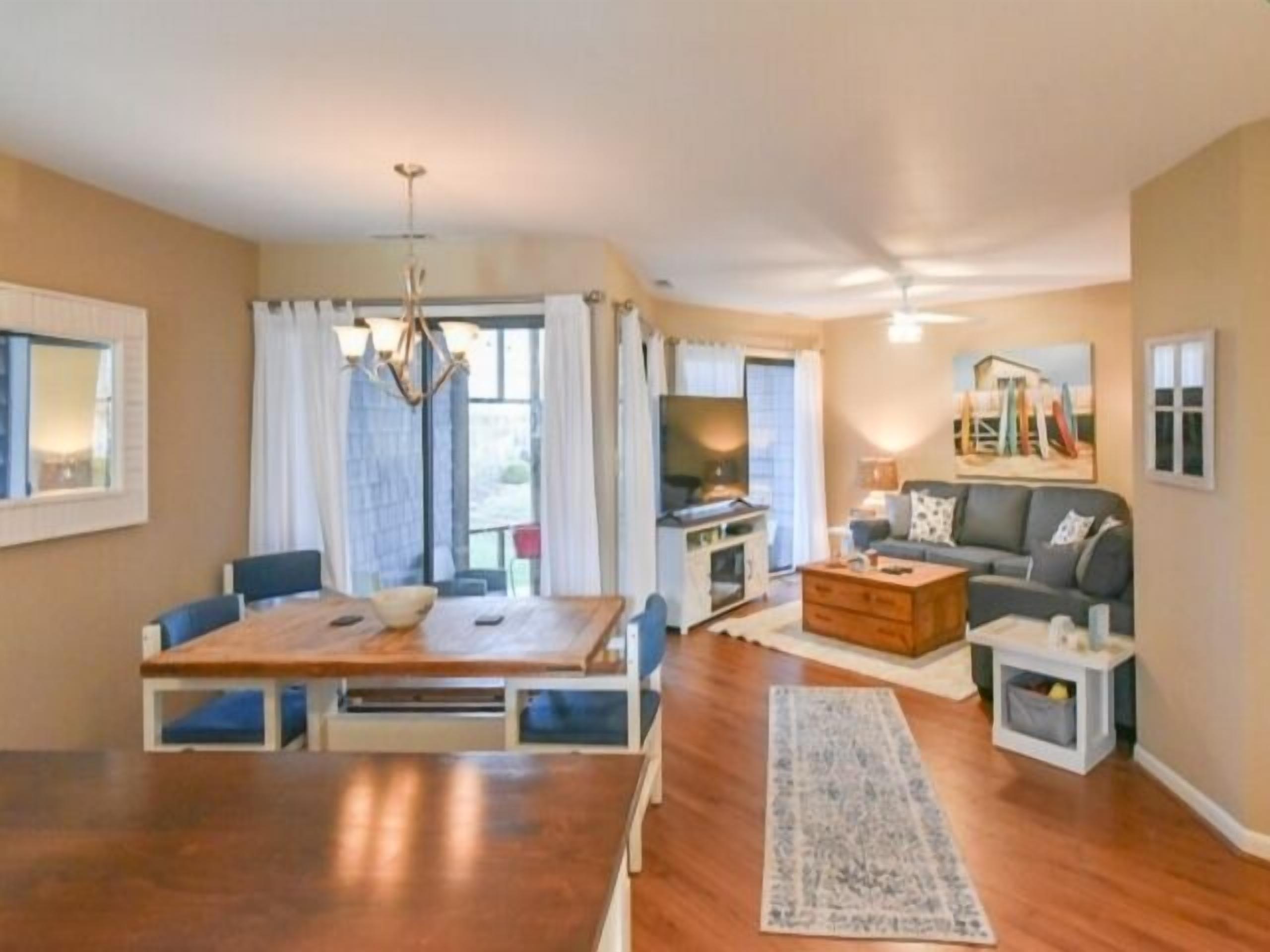 2 BR 2 BA WiFi Pool/Tennis & screened porch