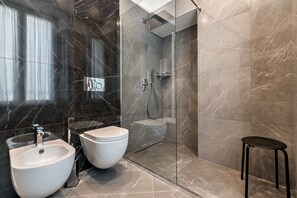 Kamar Double atau Twin Deluks | Kamar mandi | Shower, pancuran hujan, pengering rambut, dan jubah mandi