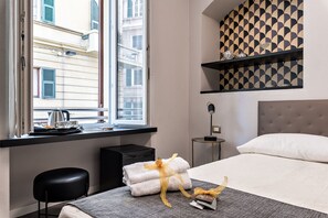 Comfort kamer, 1 twee- of 2 eenpersoonsbedden | Een minibar, een kluis op de kamer, een bureau, een laptopwerkplek