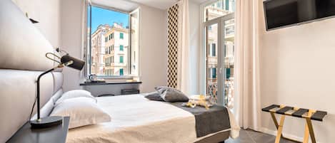 Deluxe Double or Twin Room | Minibar, in-room safe, desk, laptop workspace