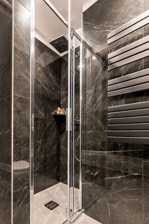 Business Double or Twin Room | Bathroom | Shower, rainfall showerhead, hair dryer, bathrobes - BensoRooms (La Spezia)