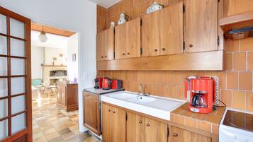 Een koelkast, een microgolfoven, een oven, een vaatwasser