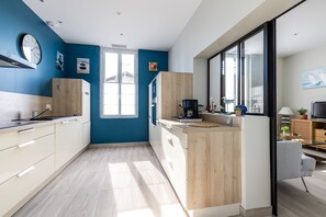 Een koelkast, een microgolfoven, een oven, een kookplaat
