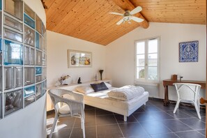 4 bedrooms, iron/ironing board