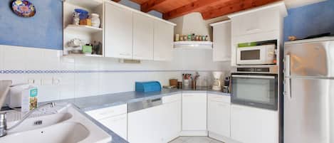 Frigorifero, microonde, forno, lavastoviglie
