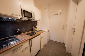 Fridge, microwave, stovetop, coffee/tea maker - Come4stay Passau - Spitalhof I Modern I Wlan I Küche I Balkon I Netflix (Passau)