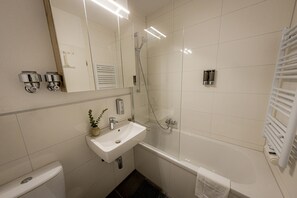 Sèche-cheveux, serviettes fournies, savon, shampoing