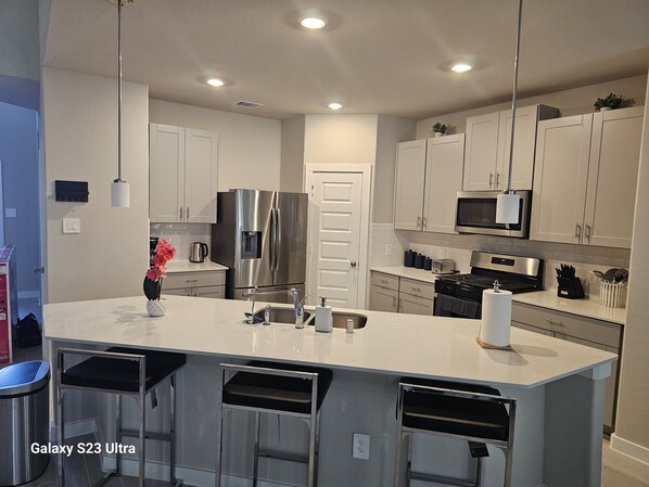 Réfrigérateur, micro-ondes, four, plaque de cuisson