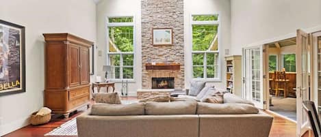 Fernseher, Kamin, Tischtennisplatte