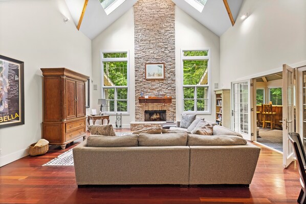 Televisión, chimenea, mesa de ping pong