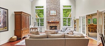 Juniper Presents: Harbor Ctry-Gorgeous Cape Cod Home-1.7 wooded acres w/ hot tub