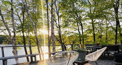 Spacious Lakefront Home, Large deck, SUP, Firepit & Dock!