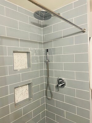 Secador de cabelo, toalhas de banho, sabonete, shampoo
