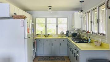 Réfrigérateur, four à micro-ondes, un four, surface de cuisson