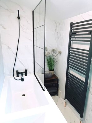 Secadora de cabello, toallas, jabón, shampoo 