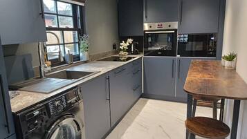 Réfrigérateur, micro-ondes, four, plaque de cuisson