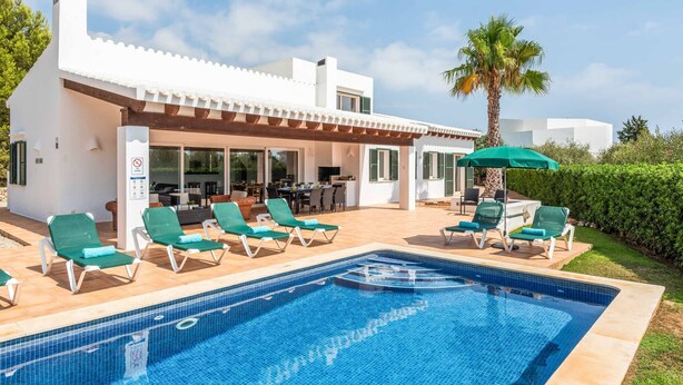 A modern poolside area with lounge chairs and a pool. - Bini Rosa - Five Bedroom Villa, Sleeps 10 (Binibeca)