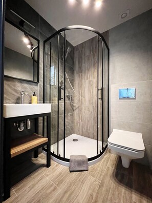 Standard Room, 1 Double Bed, Balcony, Mountainside (4) | Bathroom | Shower, hair dryer, towels, soap - Willa Janowa B&B (Bialy Dunajec)