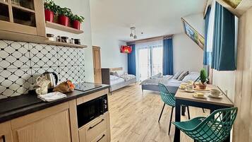 Standard Studio Suite, 1 Bedroom, Kitchenette, Mountainside (5) | Ruang tamu | 32 inci sebuah televisyen pintar dengan digital, lantai dipanaskan