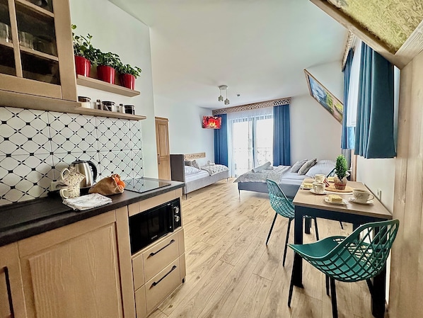 Suite estudio estándar, 1 habitación, cocineta, junto a la montaña (8) | Área de sala de estar | Smart TV de 32 pulgadas con canales digitales y piso con calefacción 