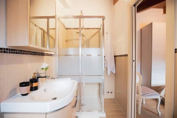 Douche, articles de toilette gratuits, sèche-cheveux, bidet