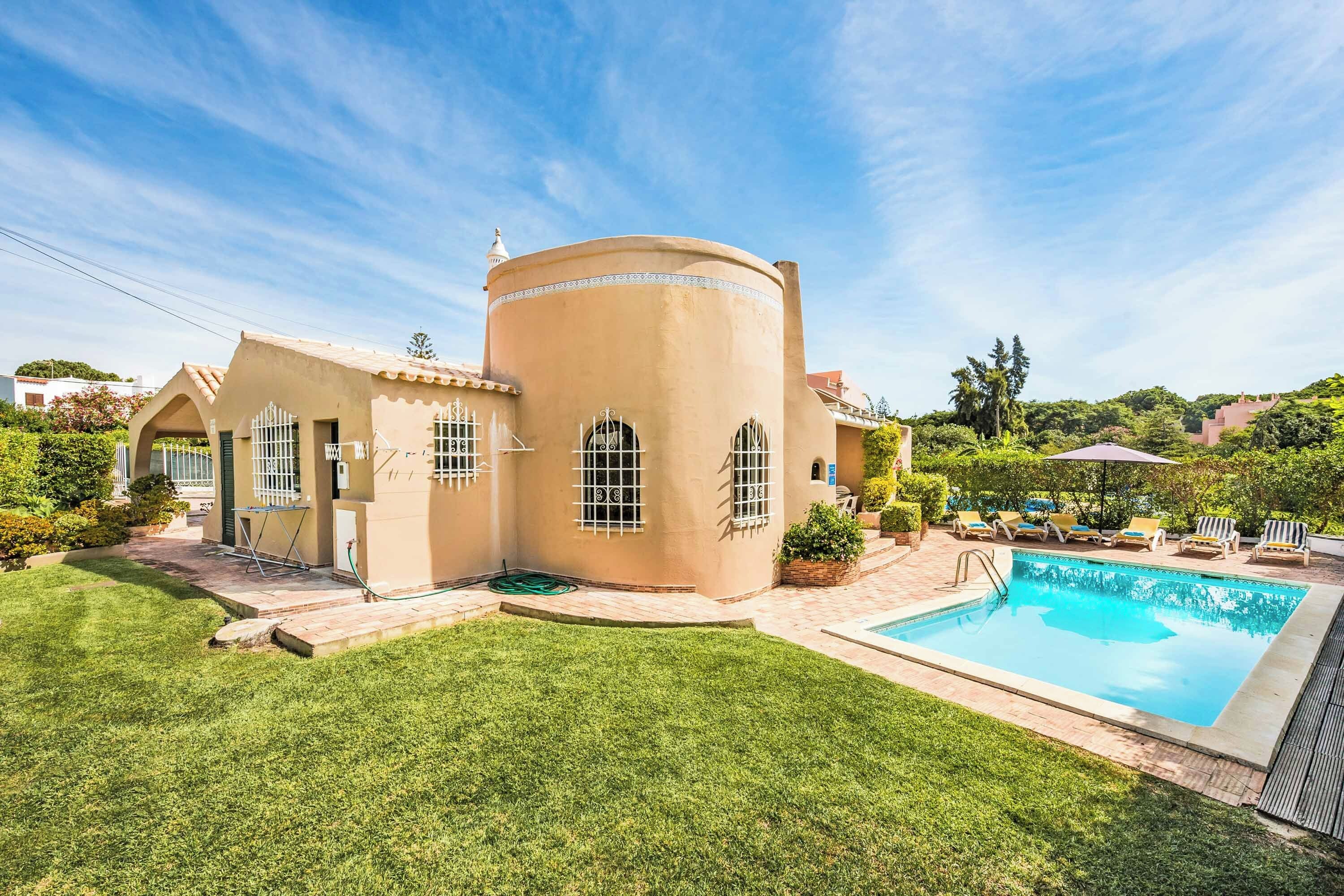 Il s’agit d’une propriété résidentielle dotée d’une piscine, d’une pelouse bien entretenue et d’un jardin.