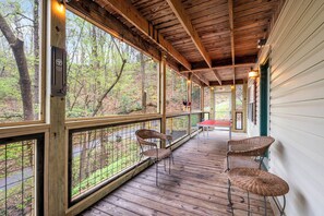 Property grounds - *Charming 3BD Cabin w/Hot Tub, Arcade & Ping Pong* (Gatlinburg)