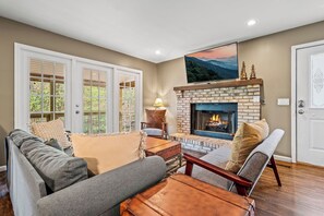 TV, ping pong - *Charming 3BD Cabin w/Hot Tub, Arcade & Ping Pong* (Gatlinburg)