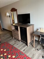 Escritorio, tabla de planchar con plancha, wifi gratis y ropa de cama 