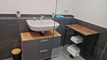 Dusche, Haartrockner, Handtücher, Seife