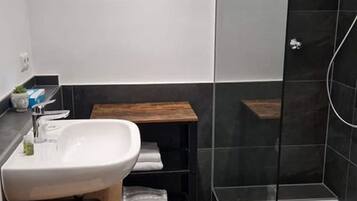 Dusche, Haartrockner, Handtücher, Seife