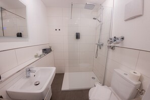 Shower, hair dryer, towels, soap - Come4stay Passau - Wohnung Eduard Hamm - 2 Zimmer I bis zu 4 Gäste (Passau)