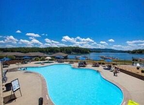 Piscine couverte, piscine extérieure