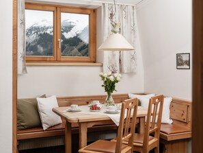 Apartment, 2 Schlafzimmer | Essbereich im Zimmer