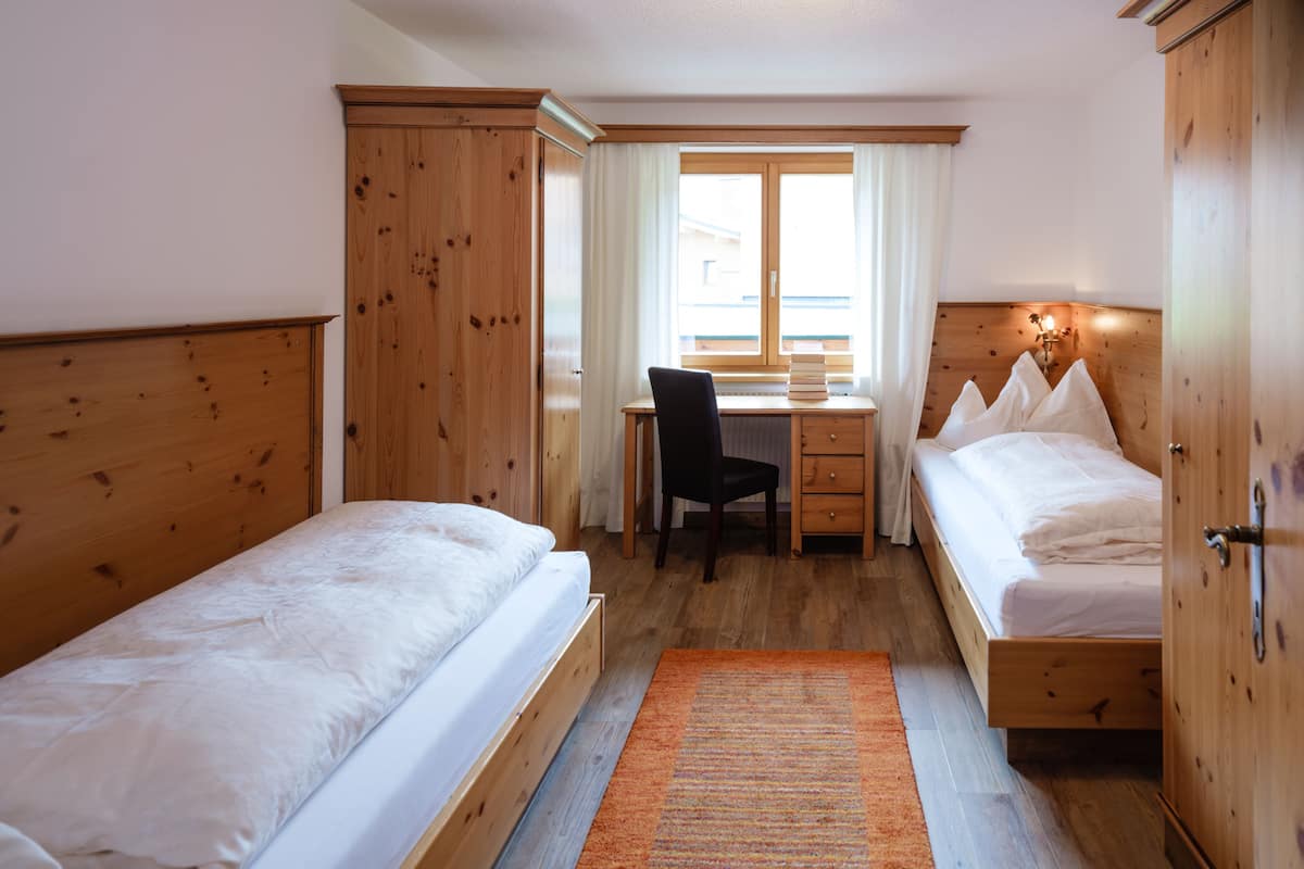 Apartamento, 2 quartos | Cofres nos quartos, escrivaninha, cortinas blackout, Wi-Fi de cortesia