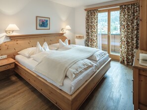 Zimmersafe, Schreibtisch, Verdunkelungsvorhänge, kostenloses WLAN