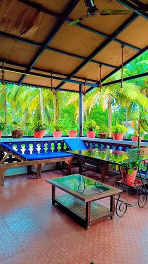 Outdoor dining - Curlies Blue House - 5Bhk Villa near Anjuna Beach (Anjuna)