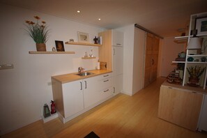 Fridge, stovetop, coffee/tea maker, electric kettle