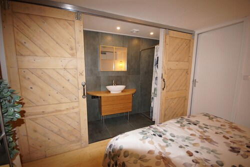 Studio Marretoer in the middle of the lake area; lockable shed for bicycles